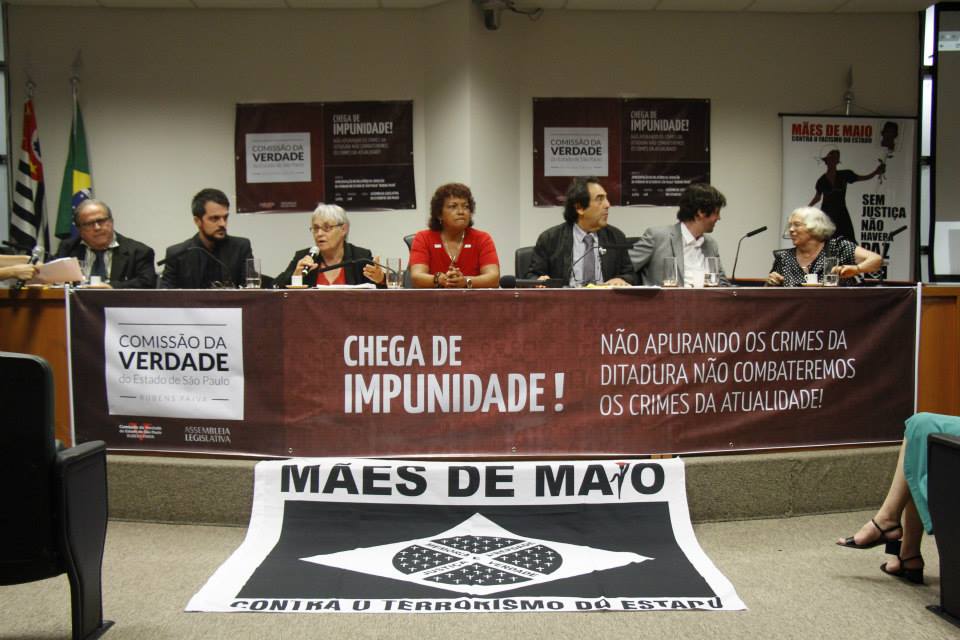 Débora (ao centro, de camisa vermelha) fundadora do movimento, que teve o filho, Edson Rogério Silva dos Santos, morto por policiais (Imagem: Olívia SouLaba)