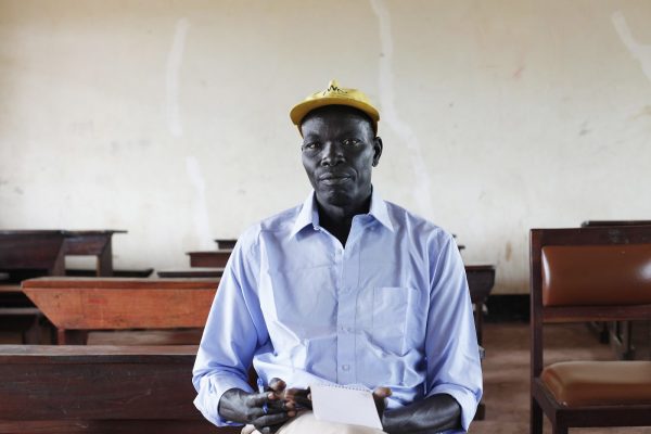 Othaw Ngiwo, ex-secretário de Educação de Gambella, em uma escola do campo de refugiados de Gorom (Foto: Andreea Campeanu / International Consortium of Investigative Journalists)