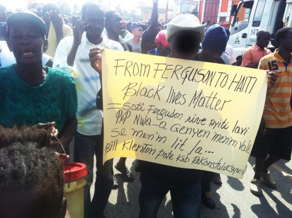 "De Ferguson ao Haiti, as vidas de negros importam", diz cartaz de manifestante haitiano em protesto de fevereiro de 2015. Foto: San Francisco Bay View