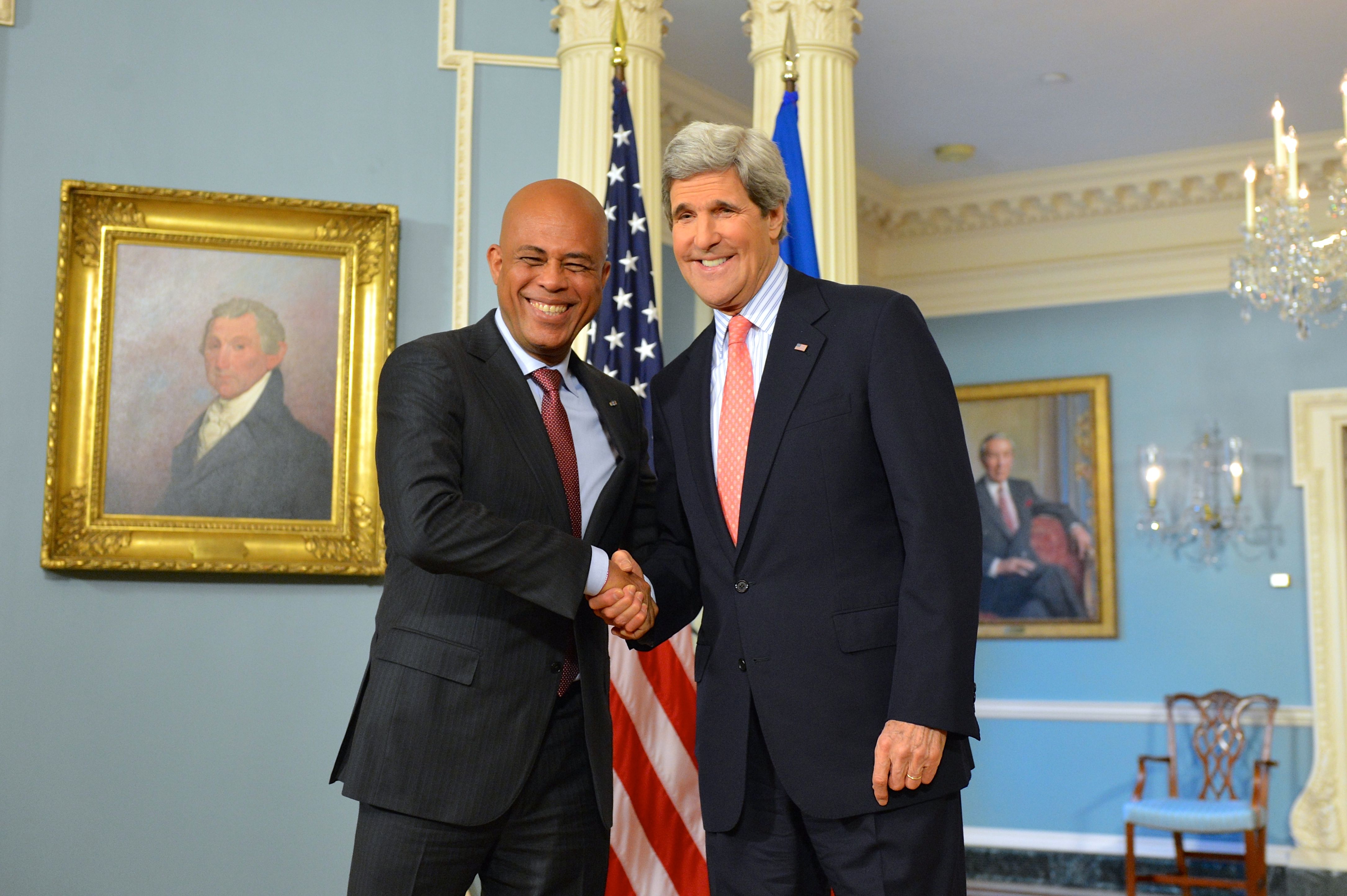 Michel Martelly, atual presidente do Haiti, cumprimenta o Secretário de Estado norte-americano John Kerry durante visita a Washington em fevereiro de 2014