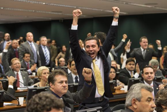 Deputados comemoram aprovação da PEC na CCJ/ Foto: Marcelo Camargo/Agência Brasil