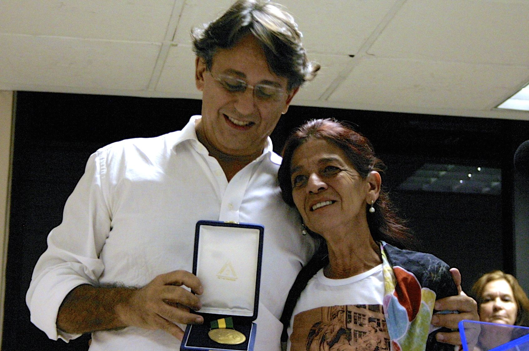 Jandira Mendes, mãe de Igor, recebe a Medalha Chico Mendes de Resistência ao lado de José Pimenta, do MEPR. Foto: Anne Vigna