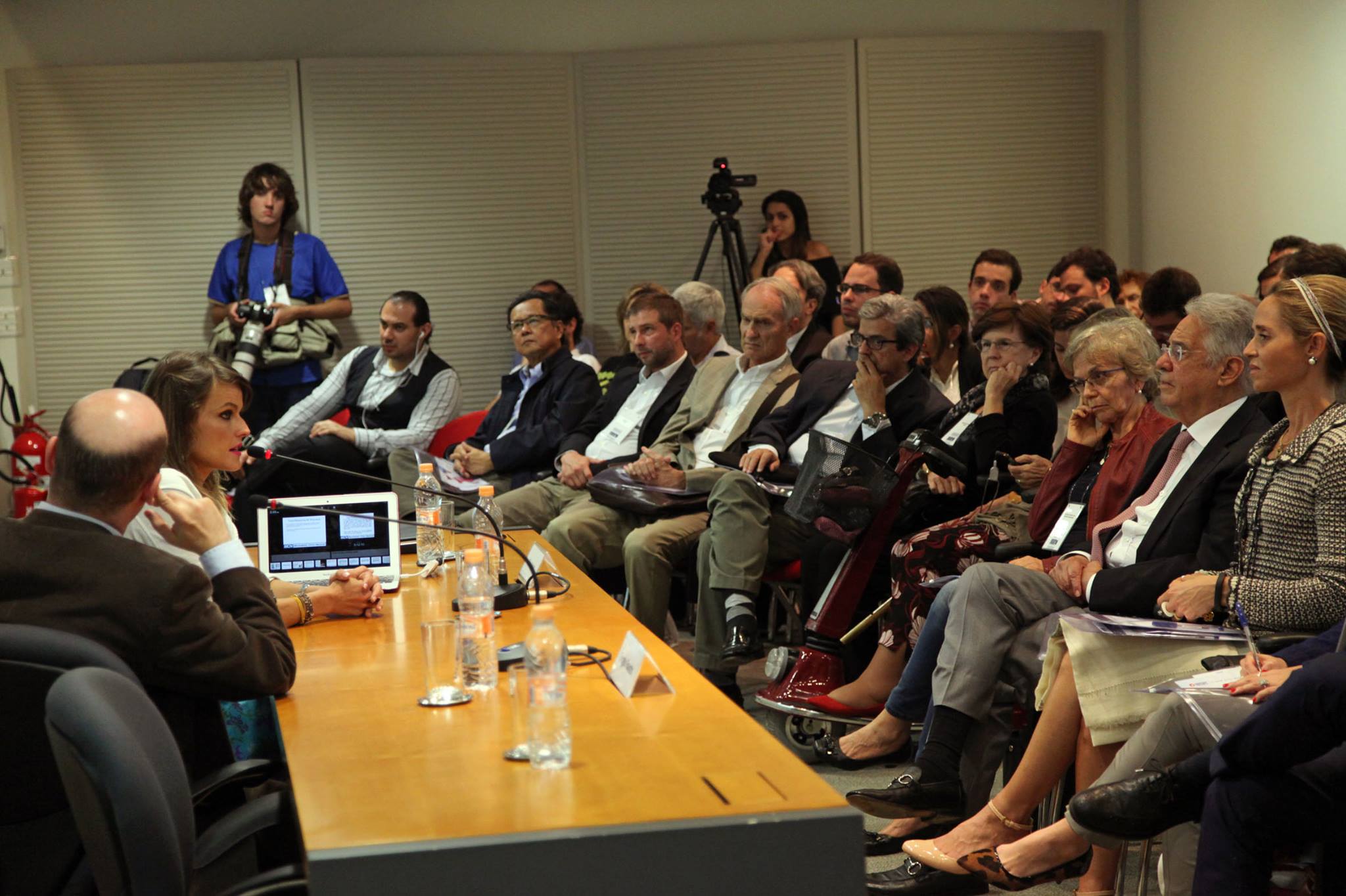 Em palestra no Instituto FHC, Gloria fala para o ex-presidente, sentado à sua frente. Foto: Vinicius Doti/iFHC