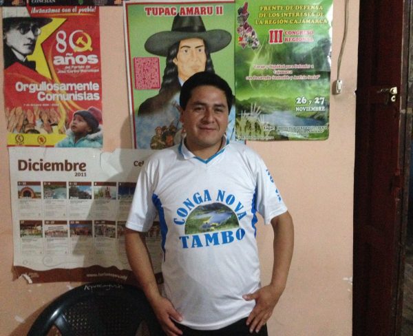Santos Saavedra, presidente das Rondas de Cajamarca, que concedeu entrevista nas sede das Rondas no município de Chota. A camiseta dele é contra o projeto Conga. 
