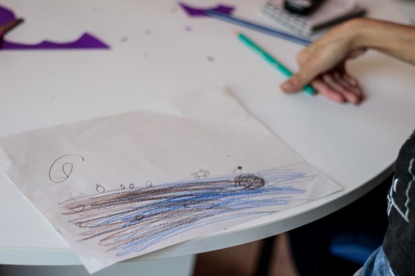 Zilá Castro, de 12 anos, ao desenhar o rio que conhece, também retrata a sujeira e os entulhos do Guaíba. Foto: Agência Pública/Instituto Alana/Yamini Benites