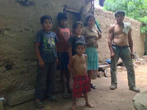 Paquito Vargas Machuca na porta da sua casa, em Huanabamba, com sua esposa e filhos. Foto Verónica Goyzueta