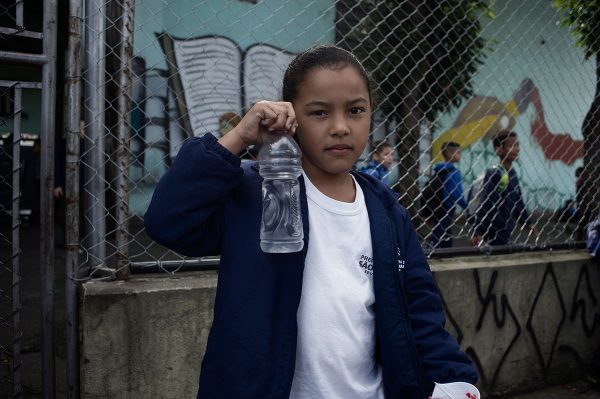Na EMEF Enéas Carvalho de Aguiar, a orientação aos pais é que seus filhos tragam garrafinhas de água. Foto: Felipe Paiva