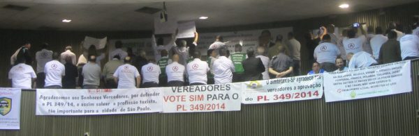 Taxistas dão às costas ao plenário durante pronunciamento do vereador Police Neto (PSD), que votou contra o PL 349 nas duas votações (Foto: Ciro Barros)