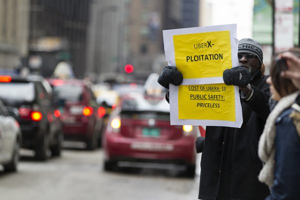 Manifestante protesta contra a Uber em Chicago (Foto: Scott L./Creative Commons)