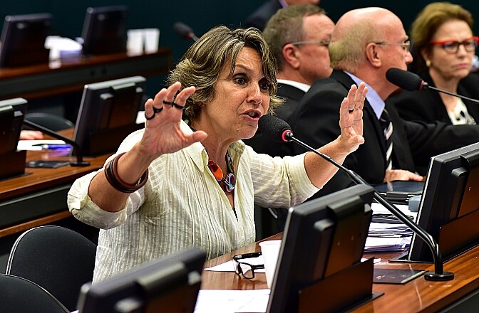 A deputada Érika Kokay (PT-DF) vê uma aliança de fundamentalismos em operação na Câmara