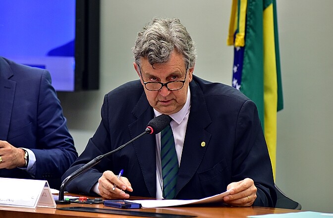 O deputado Luiz Carlos Heinze (PP-RS), primeiro vice-presidente da CPI, recebeu pelo menos RS 1,68 milhão de empresas e empresários rurais