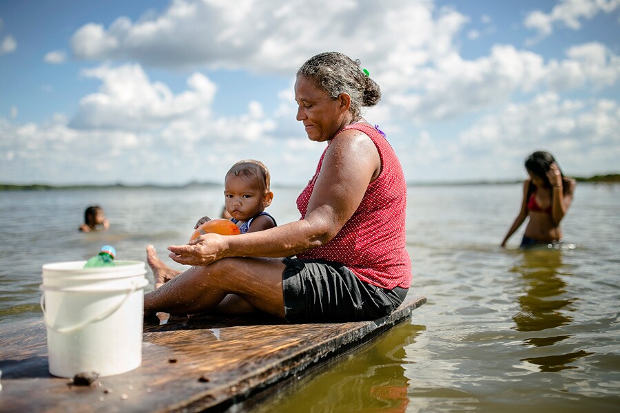 Com o valor alto da conta de água em São Geraldo do Araguaia, população continua utilizando o rio para lavar louças e roupas