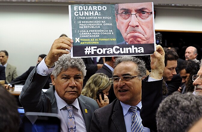 Parlamentares exibem cartaz contra o presidente da Câmara, Eduardo Cunha, em sessão do Conselho de Ética
