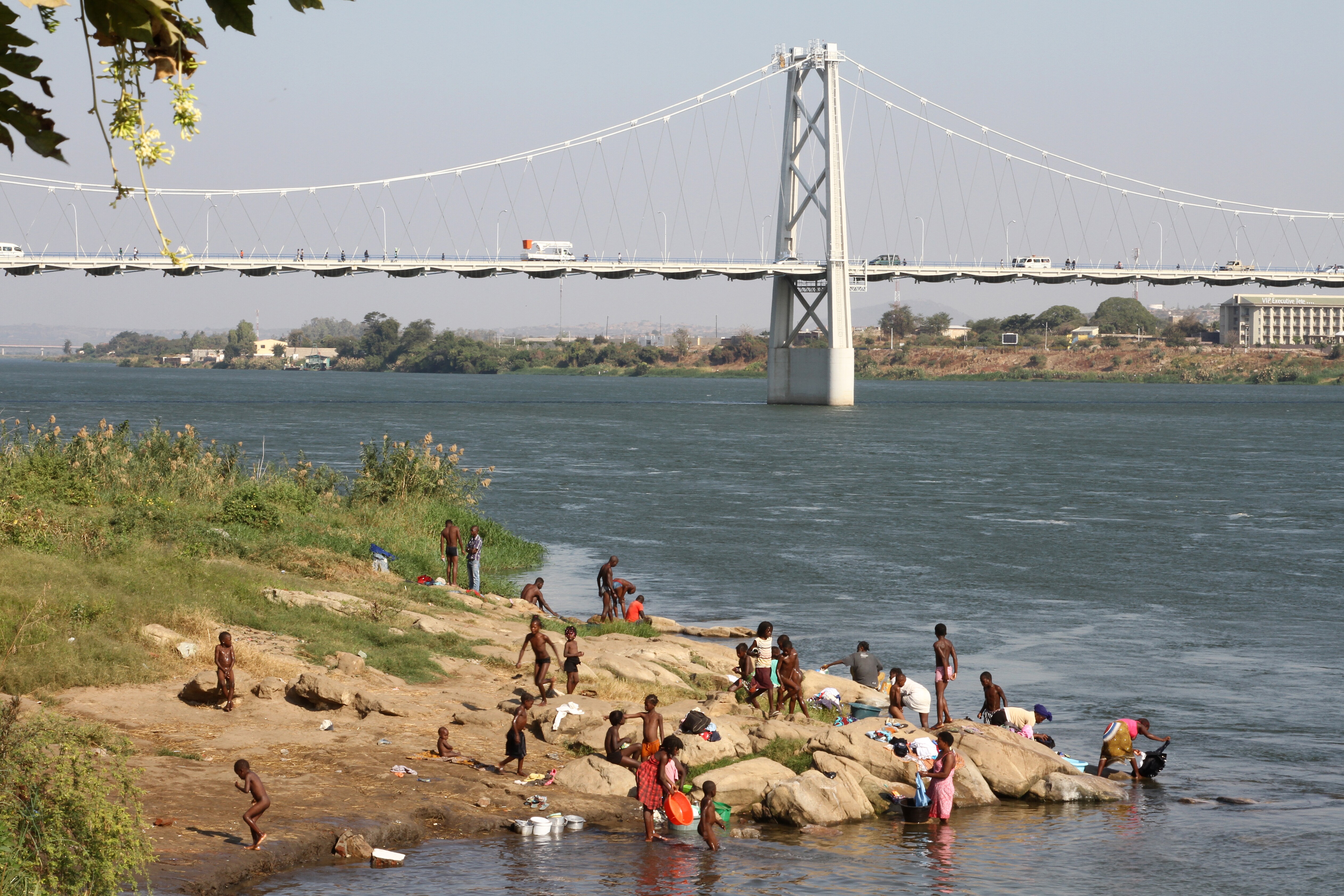 Pessoas no rio Zambeze, que banha a cidade de Tete Foto: Alexandre Campbell)