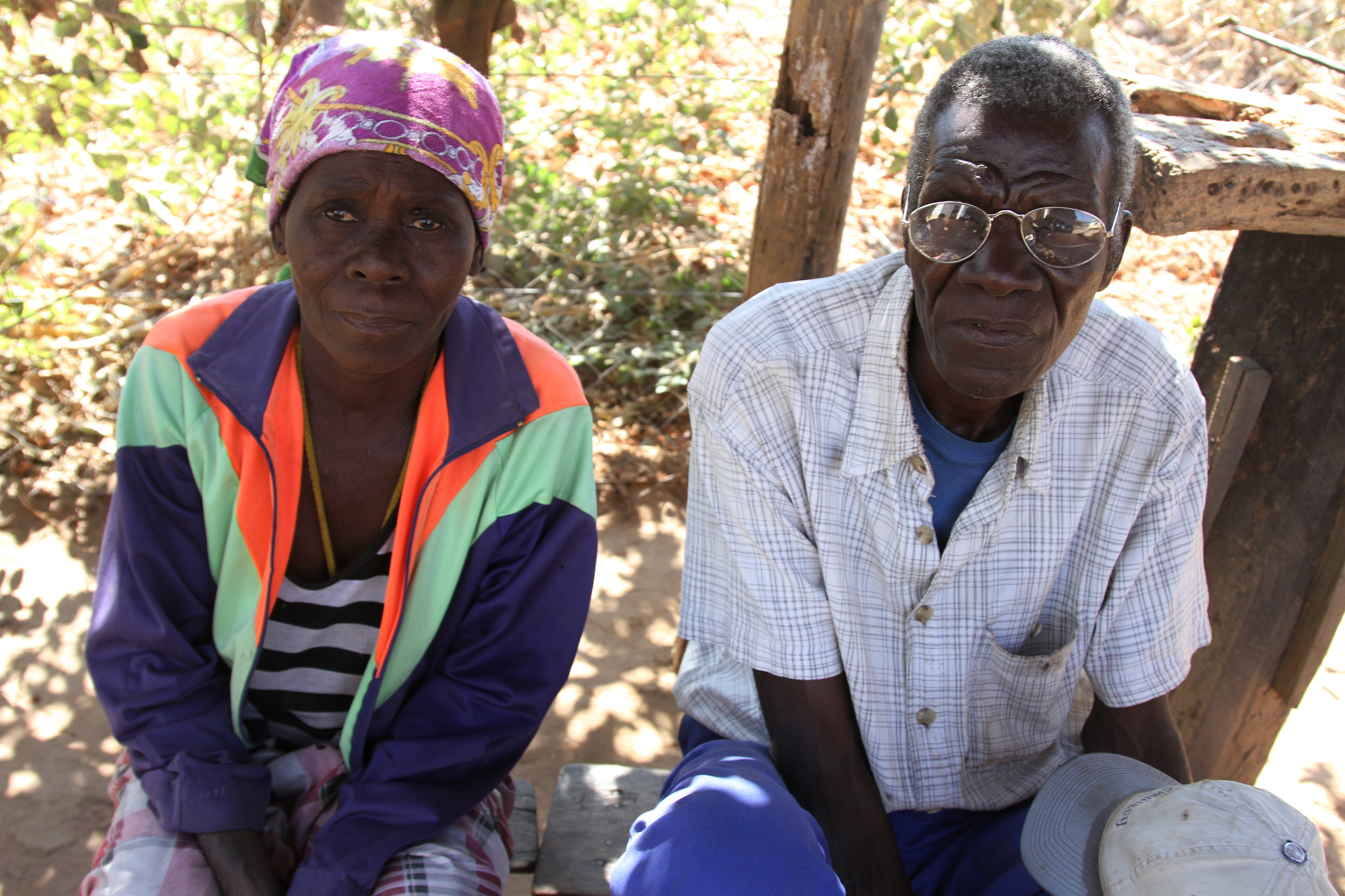 Rapido Becham, 74 anos, e sua esposa Sanista Massavula no assentamento 25 de Setembro em Moatize (Foto: Alexandre Campbell)