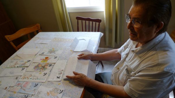 Indalecio Garay lê as cartas de seu filho Nestor, que cumpriu pena na Penitenciária de Big Spring. Nestor costumava enviar à família envelopes coloridos e desenhados à mão (Foto: Stan Alcorn/Reveal)