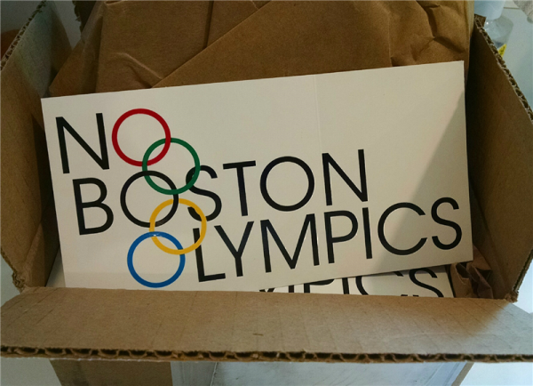 Logo do No Boston Olympics fazia referência aos anéis das Olimpíadas. Na foto, adesivos que a organização estava vendendo (Crédito: printprincipal.com)