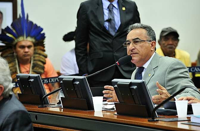Deputado Edmilson Rodrigues (PSOL-PA), da bancada dos direitos humanos, na comissão especial da PEC 215