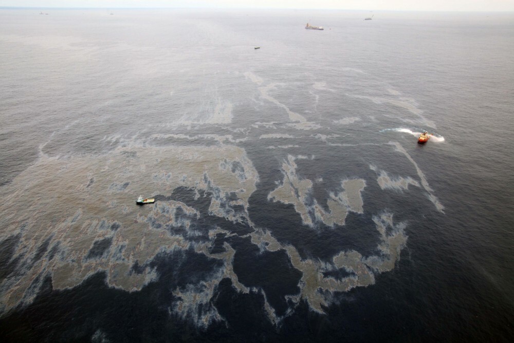 Petróleo cru que vazou no Campo de Frade, em 2011, em operação da Chevron. Rogério Santana/Imprensa RJ