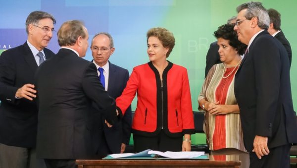 Dilma cumprimenta o Presidente da Vale, Murilo Ferreira, na assinatura de Termo de Ajustamento de Conduta entre a União, os estados de Minas Gerais e do Espírito Santo e mineradoras no Palácio do Planalto
