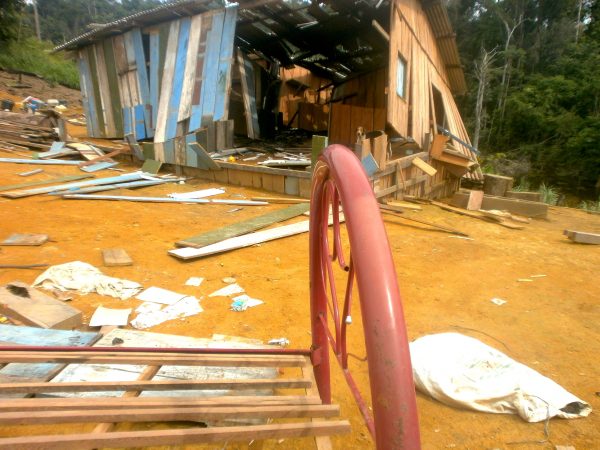 Durante um despejo realizado em 2012, um dos proprietários ligados às famílias do Paraná destruiu a casa dos moradores (Foto: Arquivo CPT)