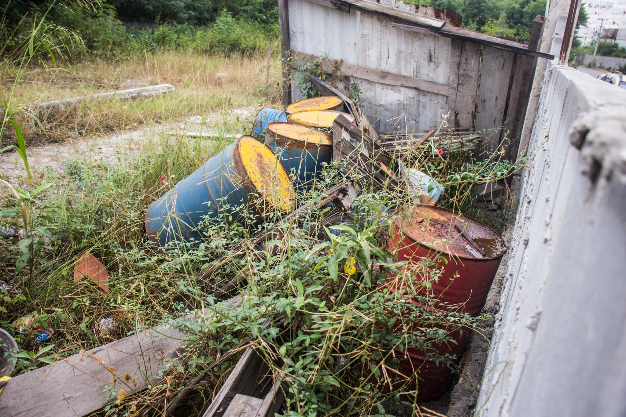 Terreno onde ficaram estocadas 18 vigas - seis delas foram furtadas (Foto: Luis Felipe Marques Ferreira)