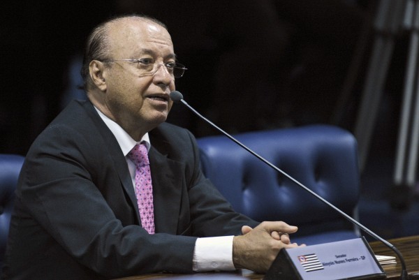 O senador Antonio Carlos Valadares (PSB-SE), autor do substitutivo da PEC que põe fim à reeleição