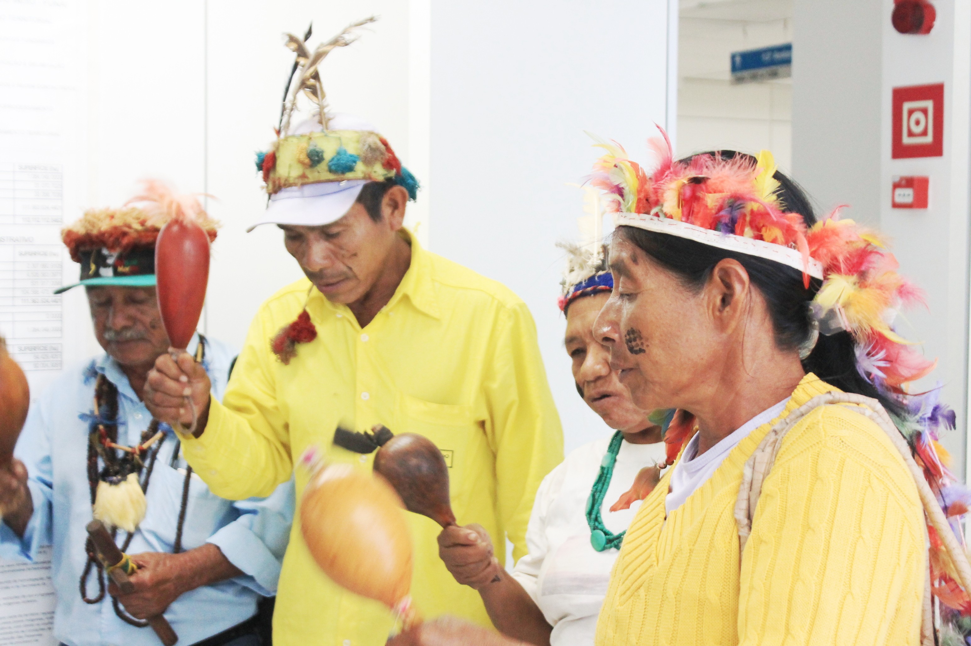 Guarani e Kaiowá fazem ritual em conversa com presidente da Funai. (Foto: Tatiane Klen/MNI)