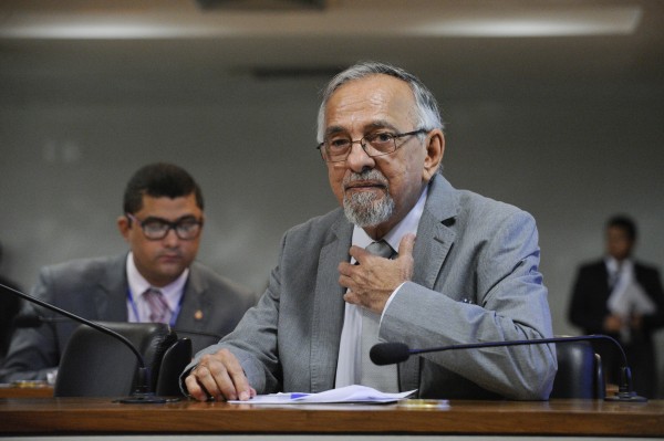  O senador João Capiberibe (PSB-AP), que comparou as cargas tributárias do Brasil e do Canadá. Foto: Edilson Rodrigues/Agência Senado