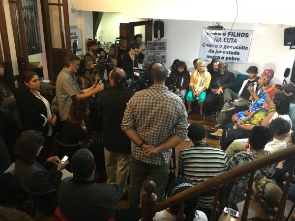 A imprensa nacional e internacional vem a Casa Pública para participar da conferência de imprensa com o Black Lives Matter