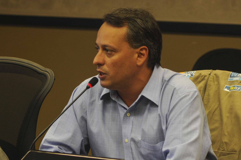 Antônio Pedro Viegas estudou administração e matemática financeira. Em 1994, com 20 anos, já trabalhava com comércio internacional para o Opportunity, fundo de investimentos em paraísos fiscais, envolvido em escândalos de corrupção no governo FHC