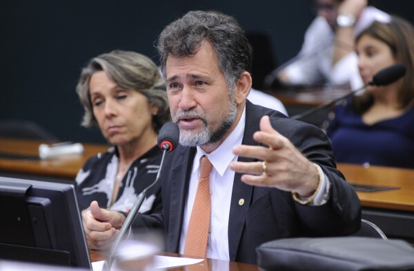 O deputado Zé Geraldo (PT-PA) errou ao dizer que perícia concluiu que Dilma não cometeu crime