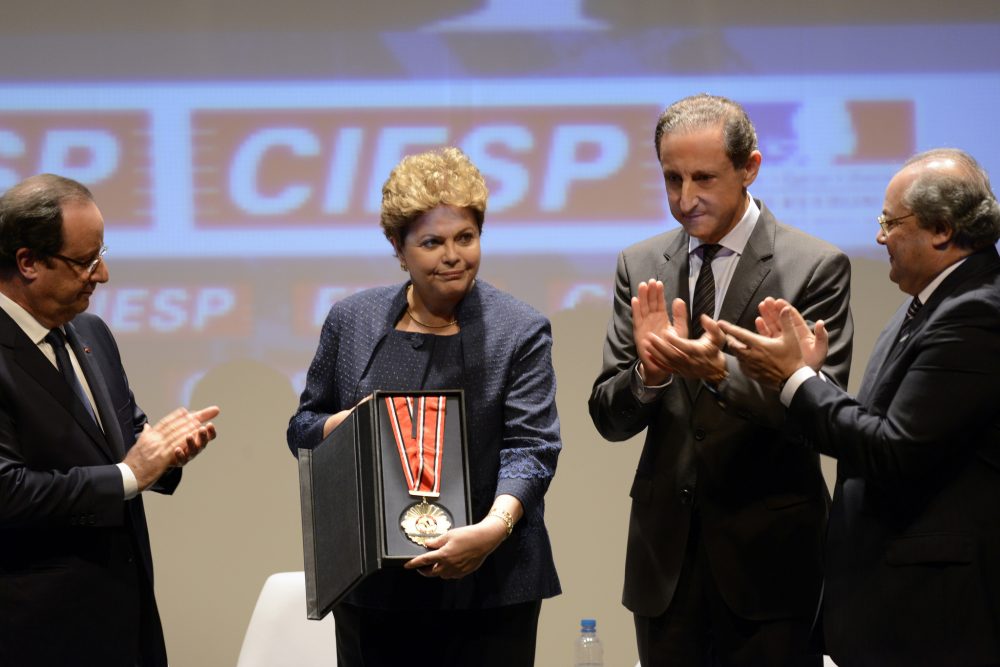 Paulo Skaf se tornou um dos principais articuladores do impeachment de Dilma Rousseff. Na foto, ele a aplaude durante o Encontro Econômico Franco-Brasileiro, em 2013, na sede da Fiesp (Foto: Fiesp)