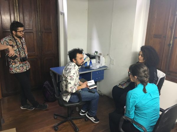 Os bolsistas chilenos Jorge Rojas e Alejandro Olivares entrevistam Monique Cruz, pesquisadora da Justiça Global sobre violência policial no Brasil