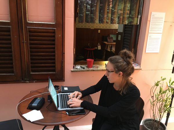 A jornalista italiana Caterina Clerici trabalha na varanda da Casa Pública