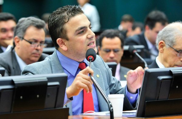 O deputado Aliel Machado (Rede-PR) criticou a PEC 241 em reunião da CCJ