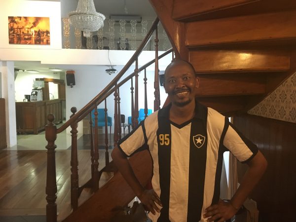 Durante sua estádia na Casa Pública, o jornalista Queniano Roy Gachuhi passa a torcer para o Botafogo
