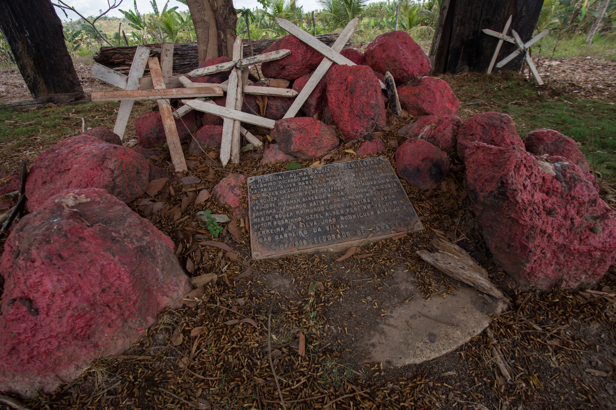 Monumento às vítimas do Massacre de Eldorado dos Carajás, na Curva do Esse, às margens da PA-150 (Foto: José Cícero da Silva)
