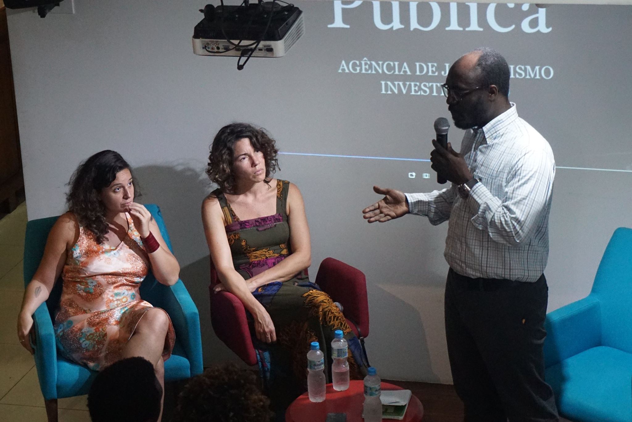 Natalia Viana e Eliza Capai ao lado de Rafael Marques durante a Conversa Pública sobre Angola (Foto: Agência Pública)