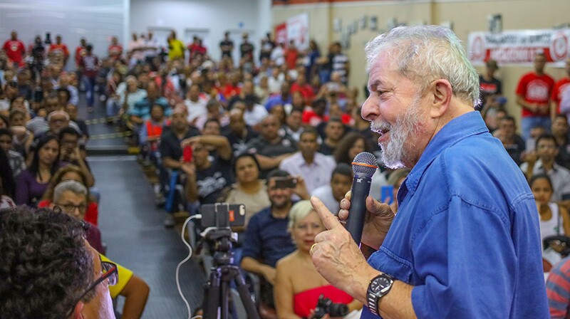 Lula em plenária dos movimentos sociais em apoio a Luiz Marinho, em abril