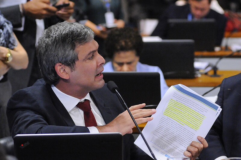 O senador Lindbergh Farias (PT-RJ), em pronunciamento na CCJ.