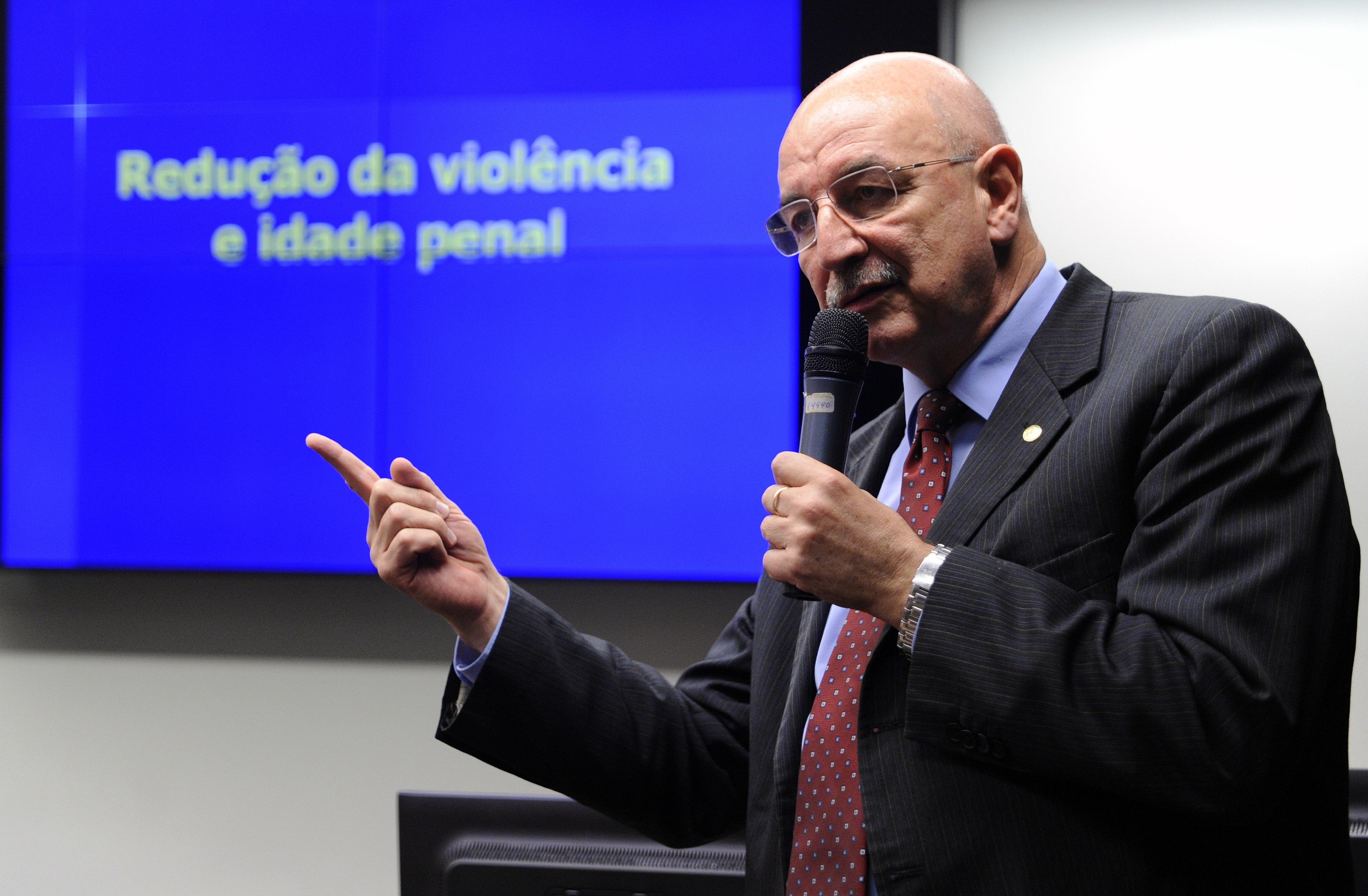 O deputado Osmar Terra (PMDB-RS), em comissão da Câmara.
