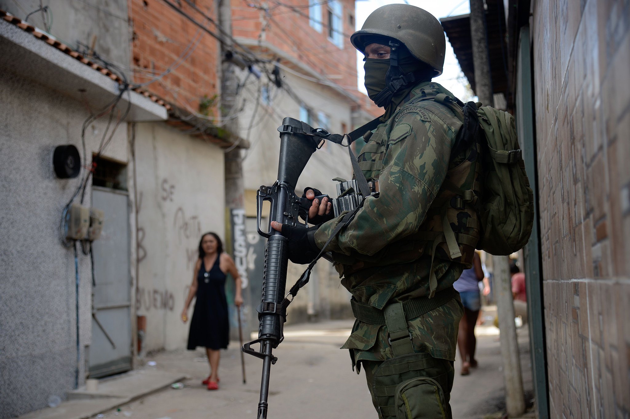 Militares participam de operação na favela Kelson's, zona norte do Rio