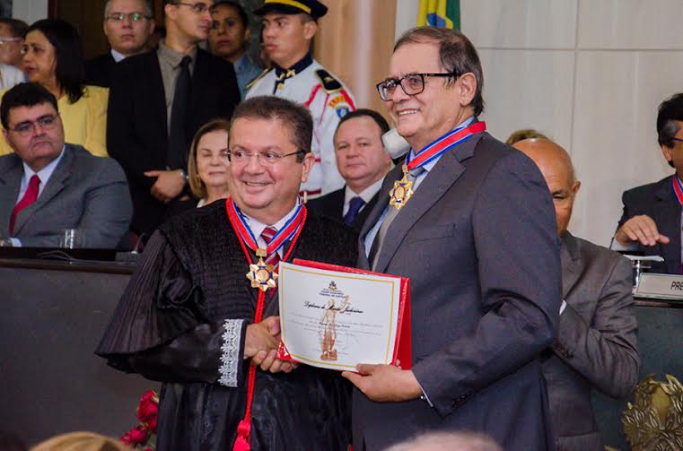 Humberto Coutinho recebe a Medalha Especial do Mérito Cândido Mendes, a mais alta comenda do Poder Judiciário maranhense.