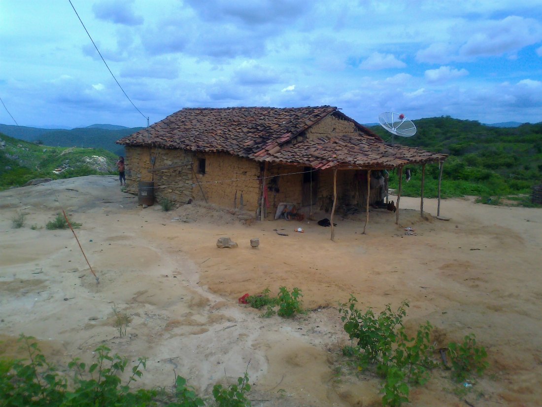As antenas parabólicas destoam das casas simples em Cafundó