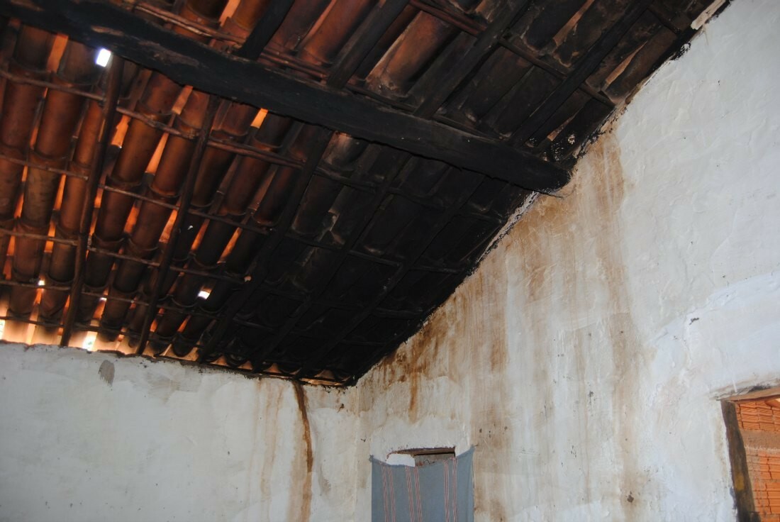Lampiões a querosene deixam o teto das casas queimado, por isso há necessidade de troca periódica das telhas
