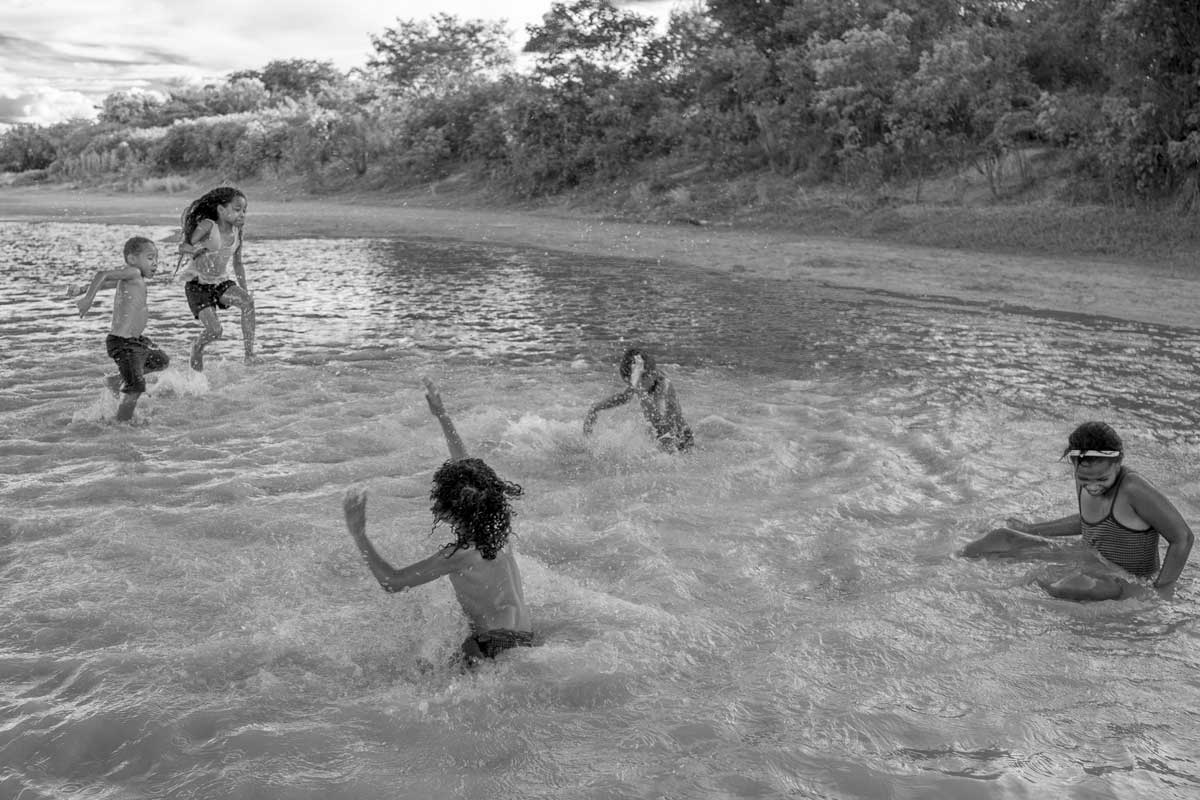 Crianças do Quilombo da Lapinha aproveitam para brincar no rio São Francisco