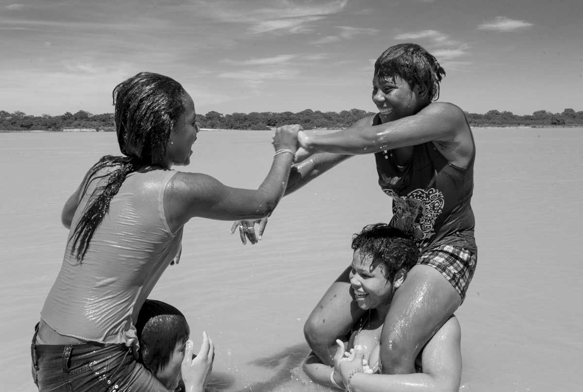 Crianças da comunidade de Pau Preto brincam no rio São Francisco, em 2012, quando o nível da água era mais alto