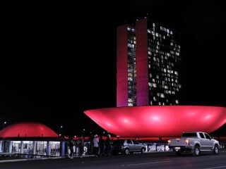 O Congresso Nacional, com a fachada iluminada em homenagem ao Outubro Rosa.