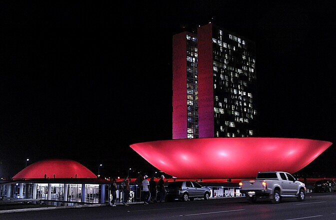 O Congresso Nacional, com a fachada iluminada em homenagem ao Outubro Rosa.